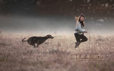 Laura und Matzu – Ein magisches Fotoshooting im Nebel bei Sonnenaufgang in der Eifel