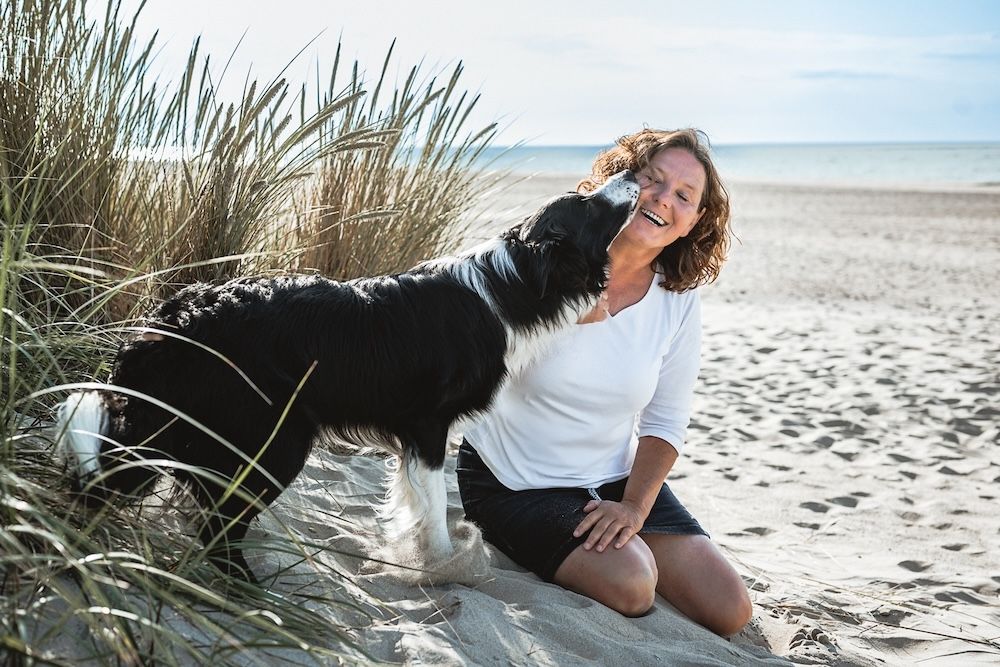 Michaela Pelzer Fellzaubermoment - am Strand sitzend